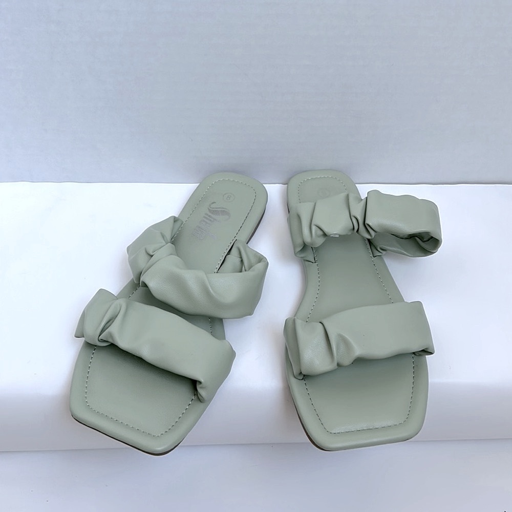 Sheln women’s size 8 light green slides sandals square toe design